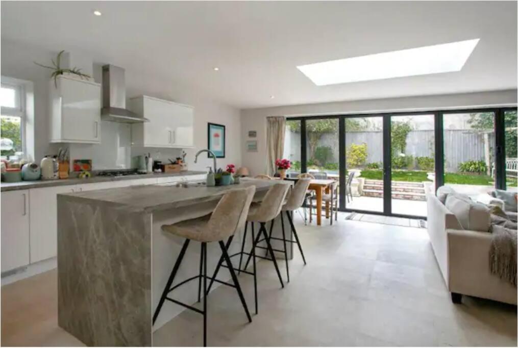 Beautiful 4 Double Bedroom House In Poole With Hot Tub, Near Sandbanks Bagian luar foto