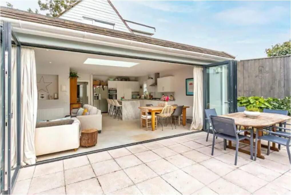 Beautiful 4 Double Bedroom House In Poole With Hot Tub, Near Sandbanks Bagian luar foto