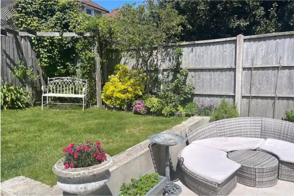 Beautiful 4 Double Bedroom House In Poole With Hot Tub, Near Sandbanks Bagian luar foto
