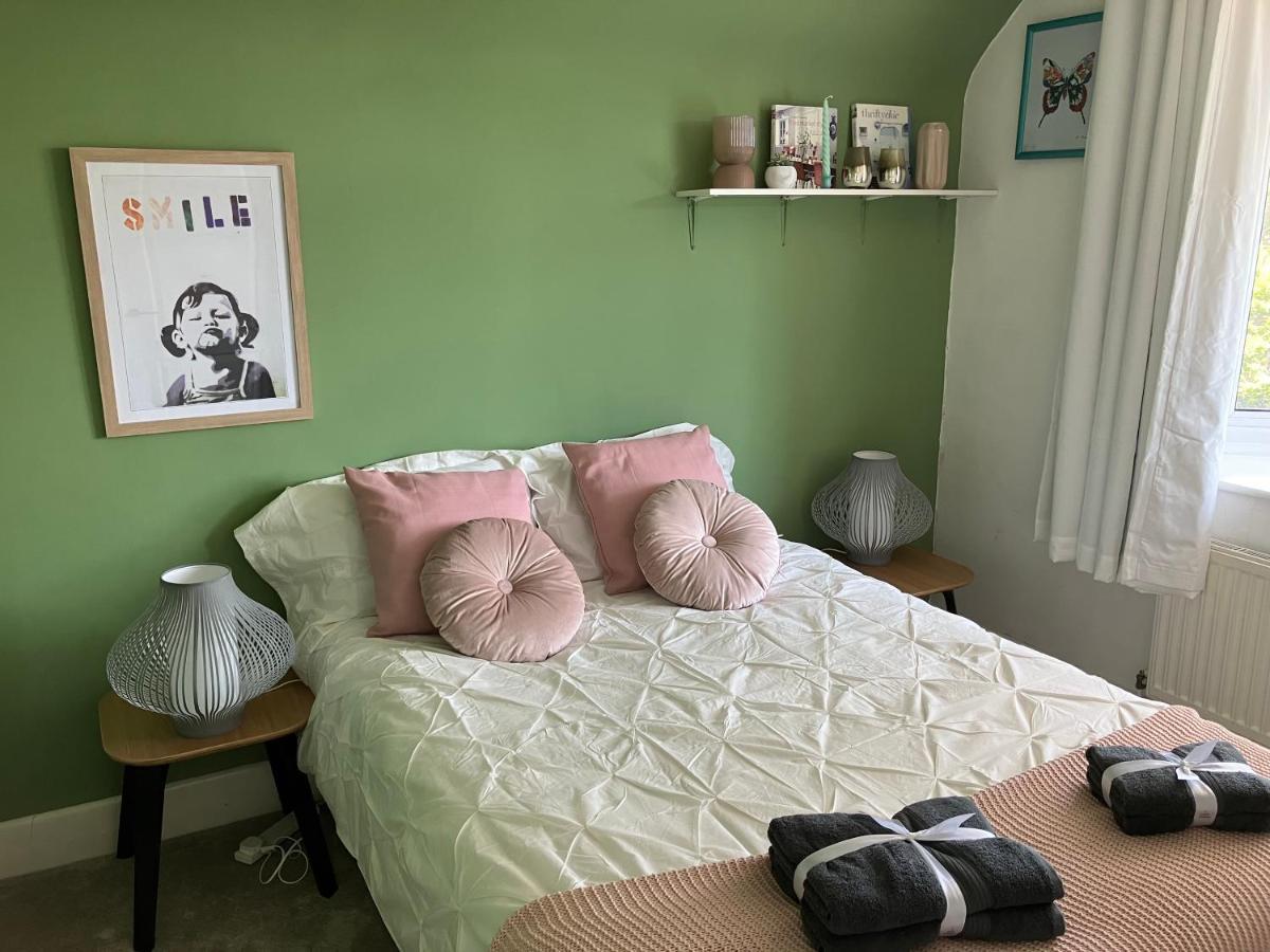 Beautiful 4 Double Bedroom House In Poole With Hot Tub, Near Sandbanks Bagian luar foto