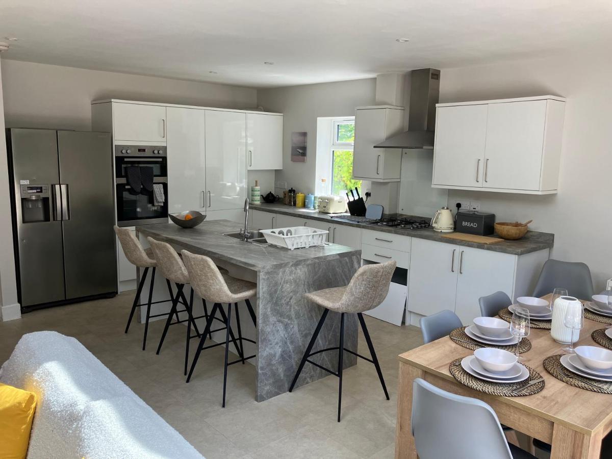 Beautiful 4 Double Bedroom House In Poole With Hot Tub, Near Sandbanks Bagian luar foto