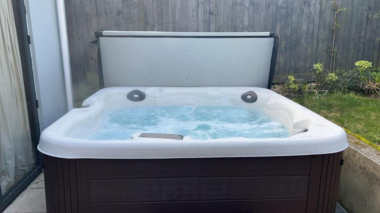 Beautiful 4 Double Bedroom House In Poole With Hot Tub, Near Sandbanks Bagian luar foto